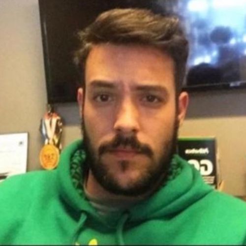 A polícia informou que Rafael Rodrigues Nunes anuncia produtos eletrônicos com preços baixos nas redes sociais, mas nunca entrega os produtos; a Polícia Civil acredita que ele está foragido fora do Estado