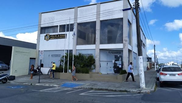 Vítima foi socorrida pelos familiares com ferimentos nos braços e no abdômen; suspeita fugiu depois do ocorrido