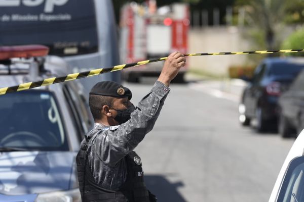 Advogado esfaqueia homem durante surto em condomínio na Serra; PM, Bombeiros e Tropa de Choque acompanham ocorrência por Vitor Jubini