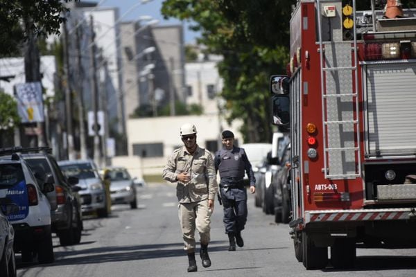 Advogado esfaqueia homem durante surto em condomínio na Serra; PM, Bombeiros e Tropa de Choque acompanham ocorrência por Vitor Jubini
