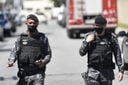 Advogado esfaqueia homem durante surto em condomínio na Serra; PM, Bombeiros e Tropa de Choque acompanham ocorrência(Vitor Jubini)