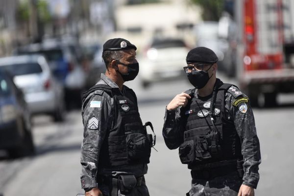 Advogado esfaqueia homem durante surto em condomínio na Serra; PM, Bombeiros e Tropa de Choque acompanham ocorrência por Vitor Jubini