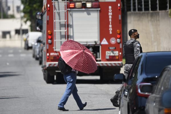 Advogado esfaqueia homem durante surto em condomínio na Serra; PM, Bombeiros e Tropa de Choque acompanham ocorrência por Vitor Jubini