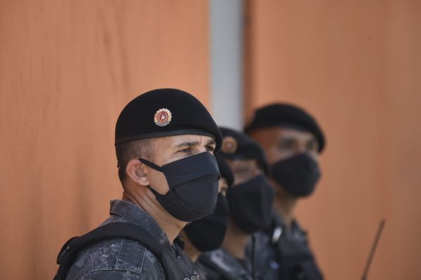 Advogado esfaqueia homem durante surto em condomínio na Serra; PM, Bombeiros e Tropa de Choque acompanham ocorrência por Vitor Jubini
