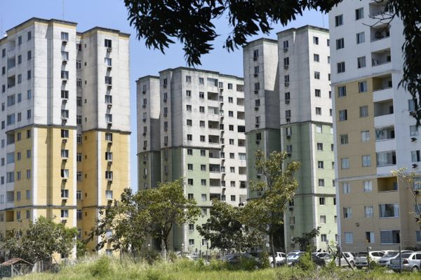 Advogado esfaqueia homem durante surto em condomínio na Serra; PM, Bombeiros e Tropa de Choque acompanham ocorrência por Vitor Jubini