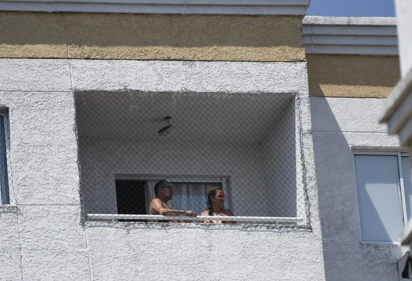 Advogado esfaqueia homem durante surto em condomínio na Serra; PM, Bombeiros e Tropa de Choque acompanham ocorrência por Vitor Jubini