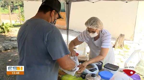 O projeto Galpão do Sopão distribui sopas para a população carente de Nova Almeida