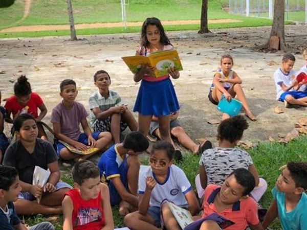 Antes da pandemia, alunos da Escola Professora Adelina Lirio, em Mantenópolis, faziam atividades de leitura em grupo
