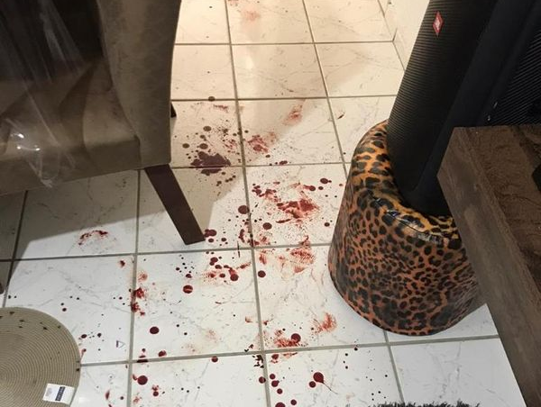 Manchas de Sangue ficaram espalhadas pela casa da vítima. Crédito: Divulgação