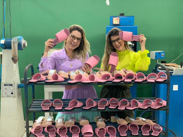 As diretoras criativas da Quattre, Rafa Sterquino e Bárbara Ferretti, reformularam a flat Dama para conscientizar mulheres sobre  a importância do cãncer de mama