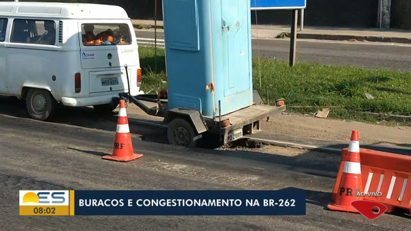 Mesmo com cones indicando desvio, motoristas não conseguem evitar buracos na BR 262, em Cariacica