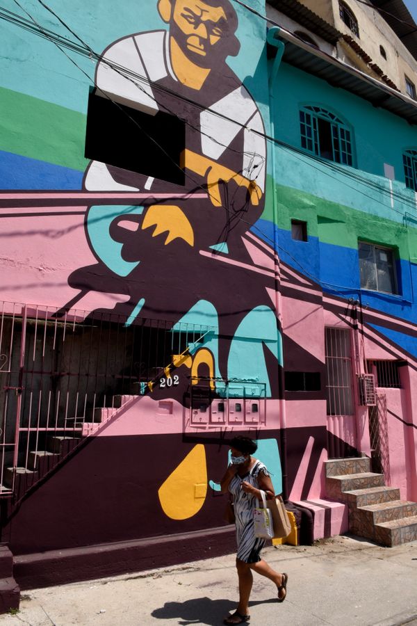 A obra chama atenção de quem passa pelo local por Carlos Alberto Silva