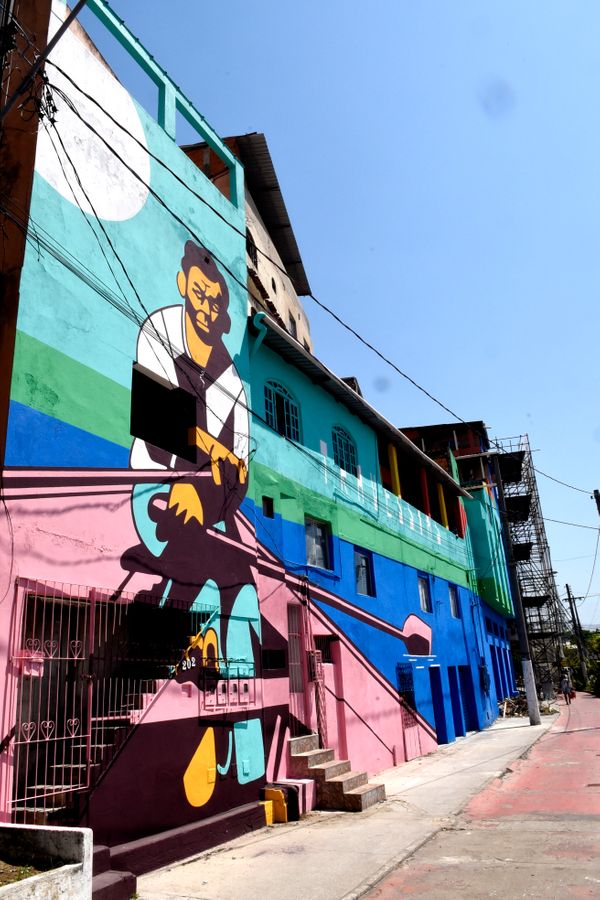 A imagem é de um homem remando em um barco por Carlos Alberto Silva