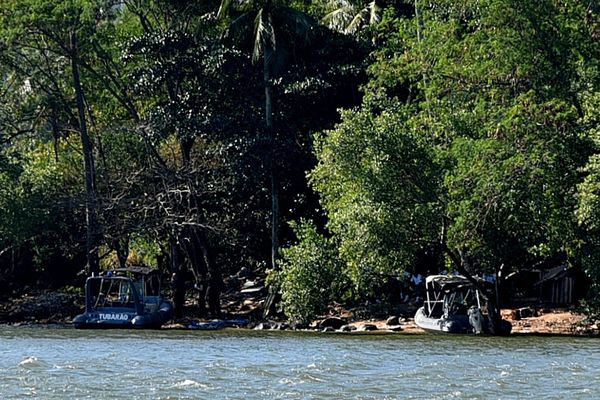 Perícia da Polícia Civil volta à Ilha do Américo, em Santo Antônio, em Vitória, local onde ocorreu a chacina que resultou na morte de quatro homens 