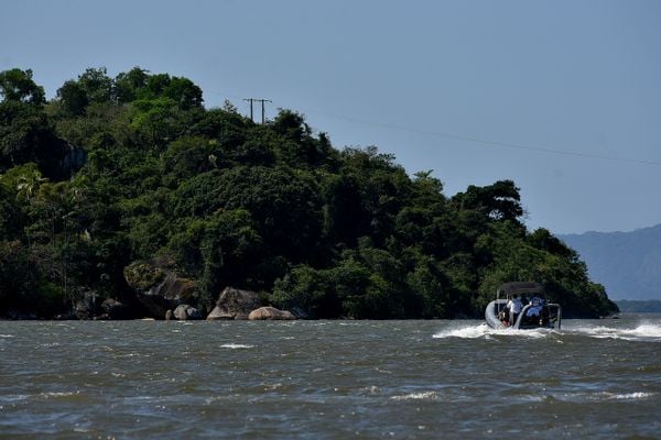 Perícia da Polícia Civil volta à Ilha do Américo, em Santo Antônio, em Vitória, local onde ocorreu a chacina que resultou na morte de quatro homens 