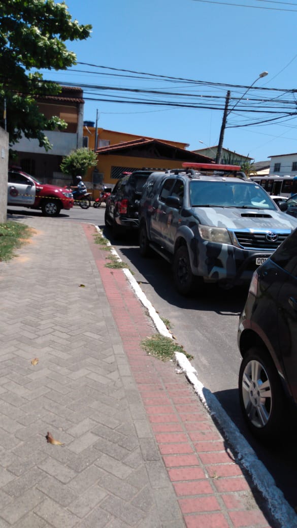 Prédio é evacuado durante atendimento de ocorrência pela Polícia Militar, na Serra