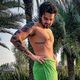 Imagem - Fotos: Luan Santana sensualiza exibindo corpão só de toalha: "Calor"