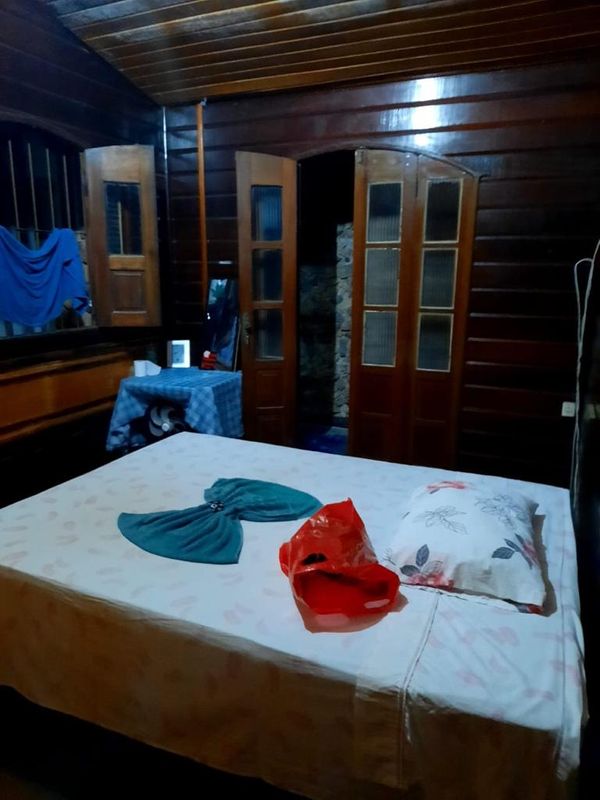 Imagens da casa de prostituição clandestina interditada pela polícia