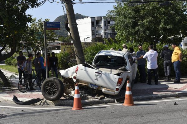 Acidente deixa caminhonete destruída na Avenida  Mascarenhas de Moraes por Vitor Jubini 