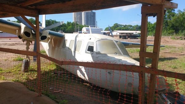 Aeronave Aero Commander abandonada em área próxima à mata do Aeroporto de Vitória por Foto do internauta/Yanez Luis Cibien