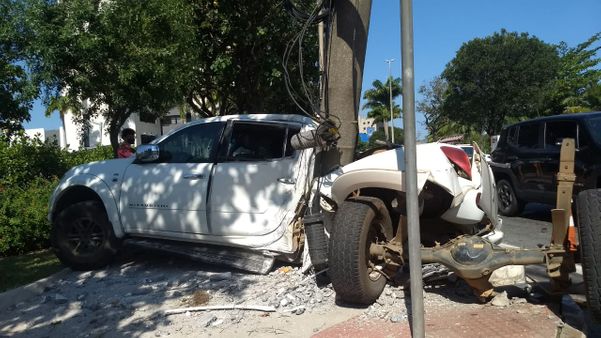 Caminhonete fica destruída após colisão em Vitória  por Vitor Jubini 