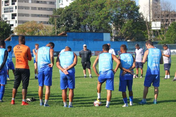 Charles de Almeida já teve seu primeiro contato com o elenco alvianil