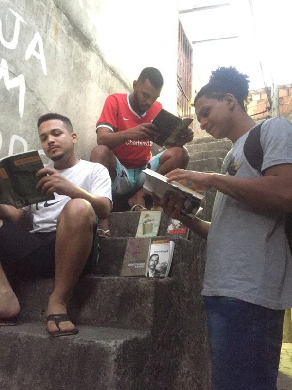 Da esquerda para a direita, Arnon Honorato, Dionathan Souza e David Lacerda, três dos organizadores do projeto Livro Livra