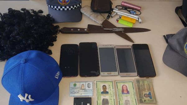 Facas e celulares de passageiros foram apreendidos com os adolescentes