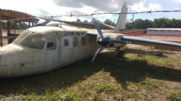 Foto mostra aeronave com fuselagem danificada, pintura gasta e vidro quebrado por Foto do internauta/Yanez Luis Cibien