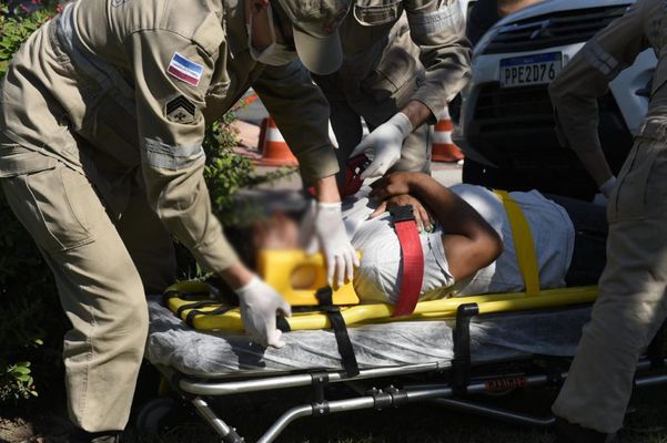 Motorista fica ferido após colisão na Beira-Mar  por Vitor Jubini 