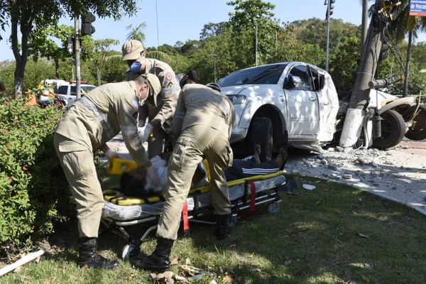 Motorista fica ferido após colisão na Beira-Mar  por Vitor Jubini 