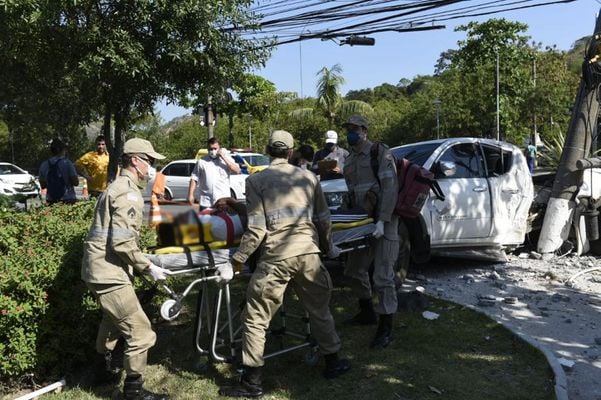 Motorista fica ferido após colisão na Beira-Mar  por Vitor Jubini 