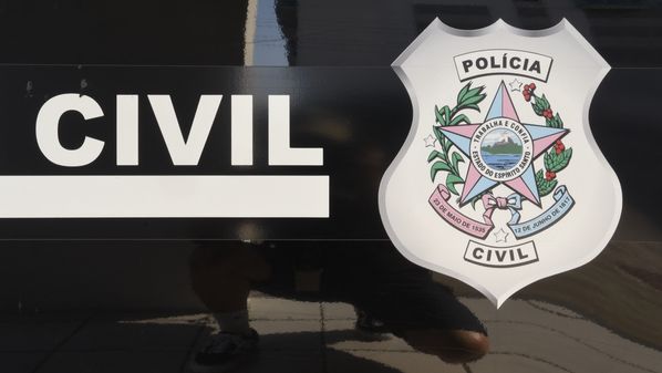 Segundo delegada, o agressor perseguia a mulher nos locais em que ela frequenta e a agredia; desta vez, ela reagiu e o esfaqueou