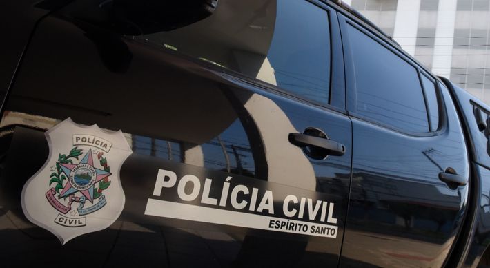 Vítima precisou ser encaminhada ao hospital para dar pontos na cabeça após o ferimento. Marido foi autuado por lesão corporal, ameaça e resistência