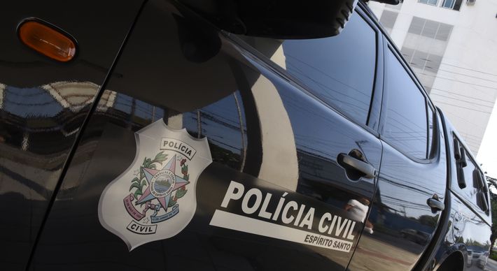 Os dois estavam com mandados de prisão em aberto e foram detidos. De acordo com a Polícia Civil, um deles é de Rondônia e estava se escondendo no ES