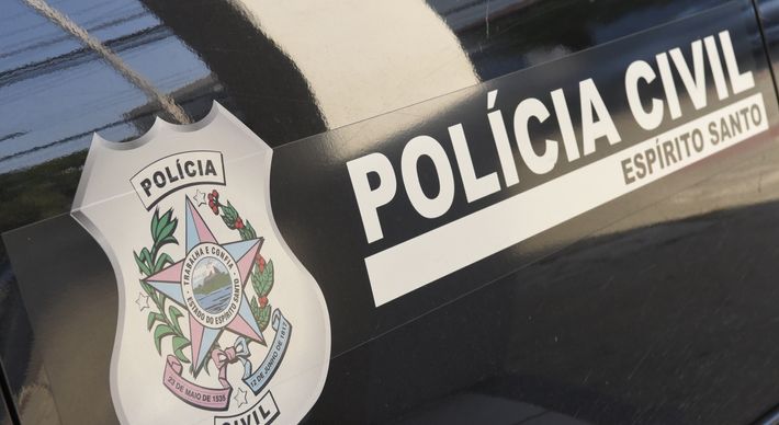 Segundo a polícia, o padrasto está foragido. Criança de 6 anos está internada no hospital; a mãe confirmou o crime e foi presa temporariamente, por não ter noticiado o fato para a polícia
