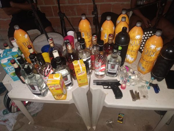 Drogas e arma falsa foram encontradas em Baile do Mandela, em Alecrim
