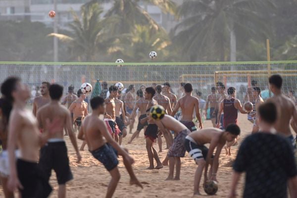 A Praia da Costa, em Vila Velha, estava cheia de frequentadores e jogadores de altinha na tarde deste domingo (4)