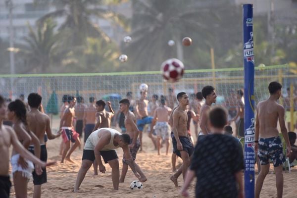 A Praia da Costa, em Vila Velha, estava cheia de frequentadores e jogadores de altinha na tarde deste domingo (4)