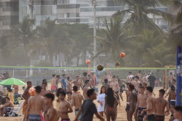 A Praia da Costa, em Vila Velha, estava cheia de frequentadores e jogadores de altinha na tarde deste domingo (4)