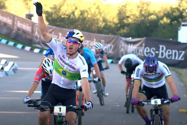 O ciclista brasileiro Henrique Avancini vence prova de cross country olímpico em Nové Mesto, na República Tcheca