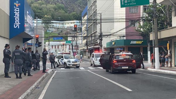 Polícia fecha avenida no Centro de Vitória após troca de tiros