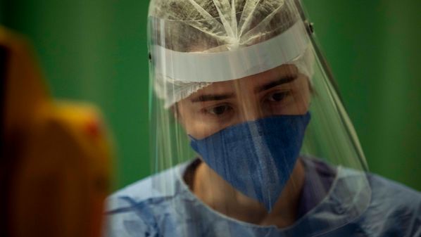 Atriz que dá vida à médica Carolina na série da Globo diz que episódios, que estreiam nesta terça (6), são homenagem aos profissionais da saúde na linha de frente contra o coronavírus