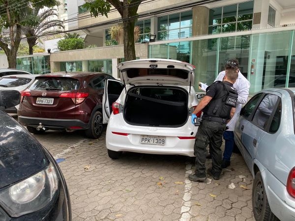 Carro suspeito de ter sido usado em crime no Centro de Vitória é periciado pela Polícia Civil