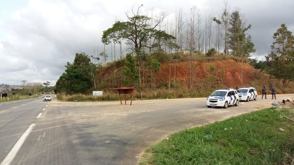 Corpo carbonizado estava perto de um ponto de ônibus 