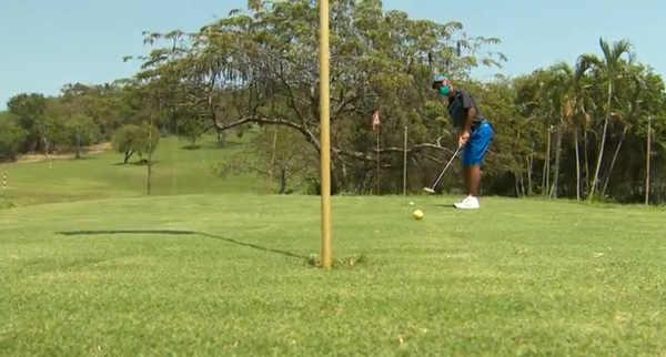 Deivid Oliveira, de 15 anos, foi descoberto em uma escola de golfe para jovens de comunidades carentes
