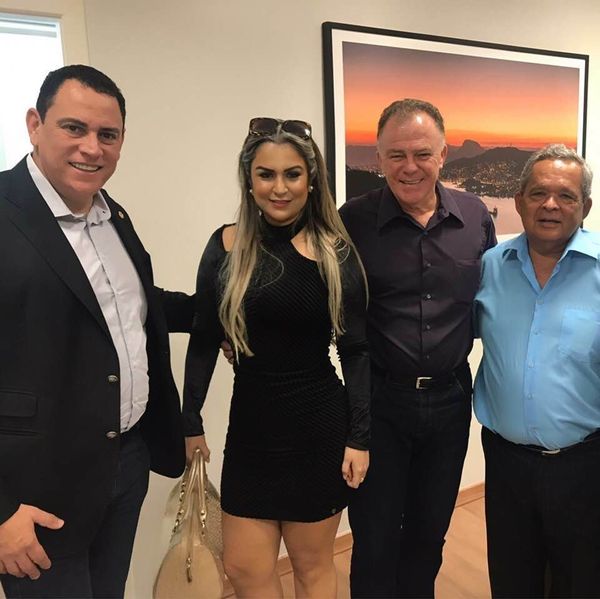 Deputado federal Da Vitória (Cidadania), Geovana Quinta, governador Renato Casagrande (PSB) e Reginaldo Quinta (DEM) por Reprodução/Facebook