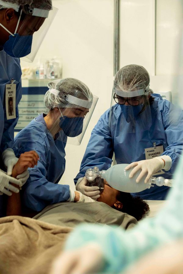 Mauro (David Junior), Carolina (Marjorie Estiano) e Evandro (Julio Andrade) atendem paciente no Hospital de Campanha cenográfico de 'Sob Pressão', montado nos Estúdios Globo