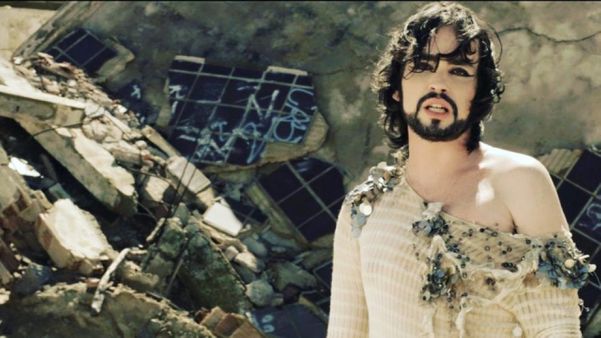 O cantor Johnny Hooker no clipe da canção 