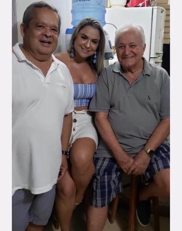 Reginaldo e Geovana Quinta com o deputado Theodorico Ferraço (DEM) por Reprodução/Facebook